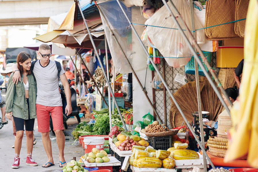 Pareja descubriendo el tradicional mercado chino. Lleno de especias y comida rica.
